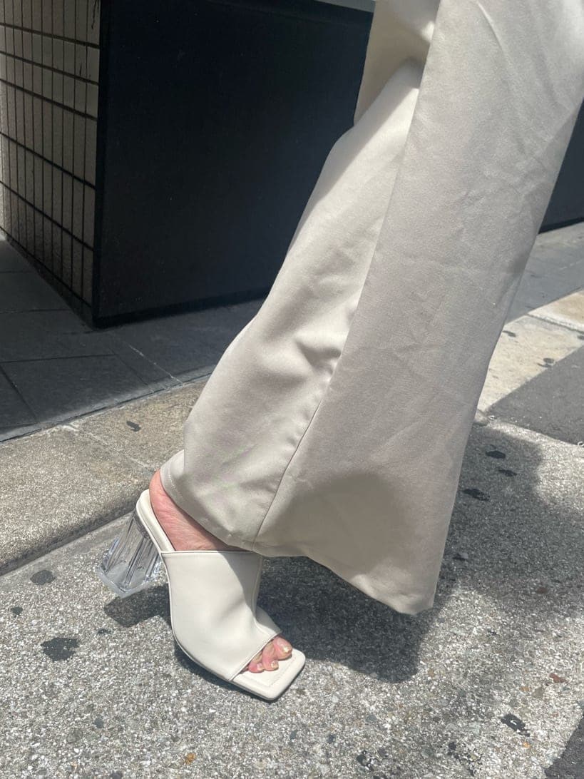 ホワイト系のTシャツ/カットソー、ホワイト系のサロペット/オーバーオール、ホワイト系のサンダルを着用したレディースの夏コーディネートの6枚目の写真