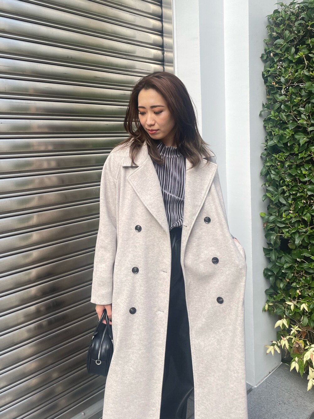 グレー系のTシャツ/カットソー、ホワイト系のショルダーバッグ、ホワイト系のその他アウターを着用したレディースの秋コーディネートの4枚目の写真