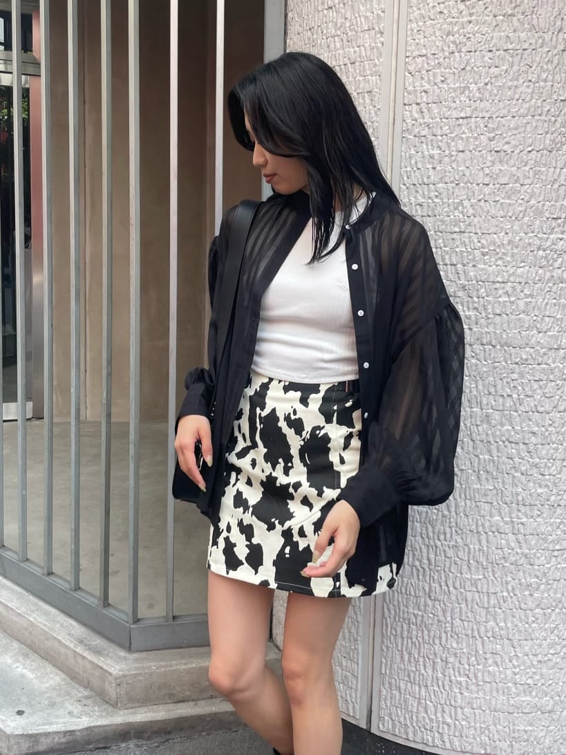 ブラック系のブーツ、ブラック系のシャツ/ブラウス、ブラック系のショルダーバッグを着用したレディースの夏コーディネートの3枚目の写真