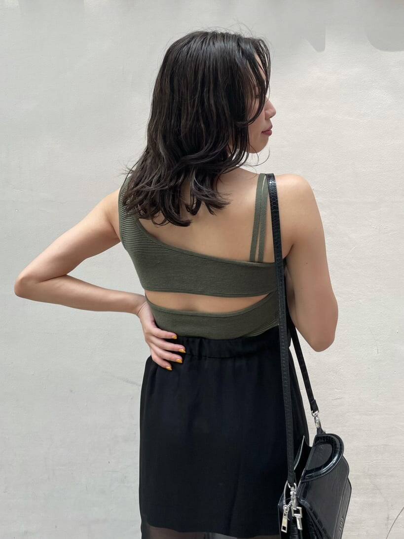 ブラック系のスカート、ブラック系のサンダル、ベージュ系のTシャツ/カットソーを着用したレディースの夏コーディネートの6枚目の写真