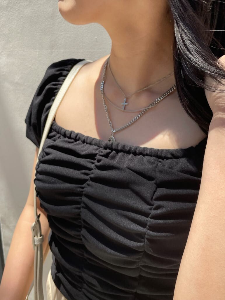 ホワイト系のサンダル、シルバー系のネックレス、ベージュ系のレギンス/スパッツを着用したレディースの夏コーディネートの6枚目の写真