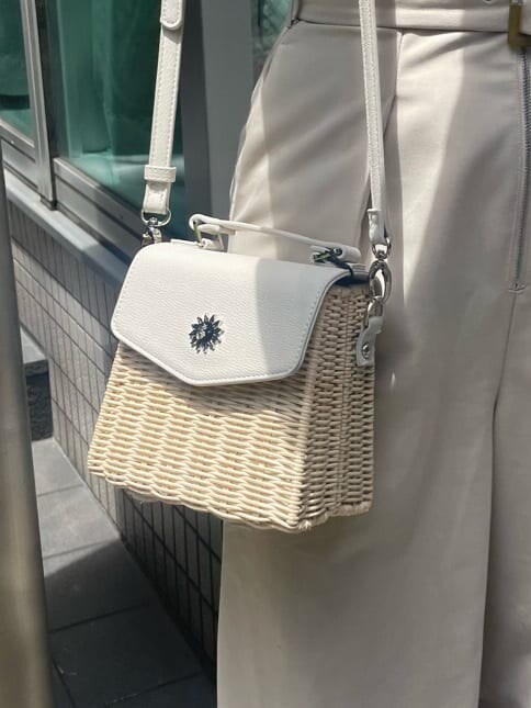 ホワイト系のTシャツ/カットソー、ホワイト系のサロペット/オーバーオール、ホワイト系のサンダルを着用したレディースの夏コーディネートの5枚目の写真