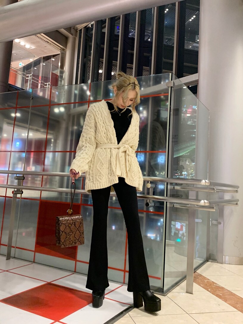 その他のハンドバッグ、ホワイト系のカーディガン/ボレロ、ブラック系のレギンス/スパッツを着用したレディースの秋コーディネートの4枚目の写真