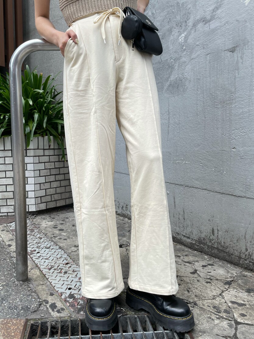 ホワイト系のスウェットパンツ、ベージュ系のタンクトップ、シルバー系のネックレスを着用したレディースの春コーディネートの7枚目の写真