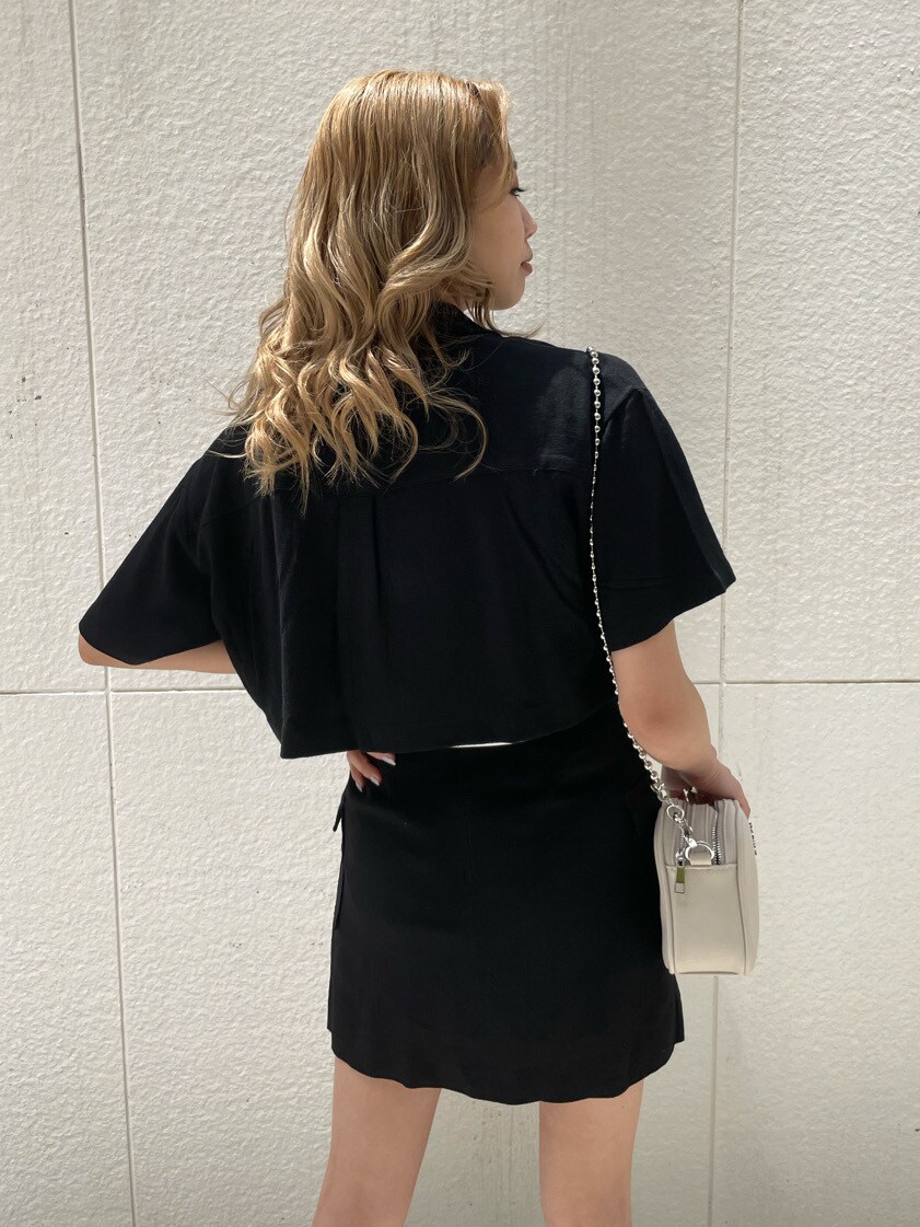 ブラック系のスカート、ブラック系のサンダル、シルバー系のネックレスを着用したレディースの春コーディネートの4枚目の写真