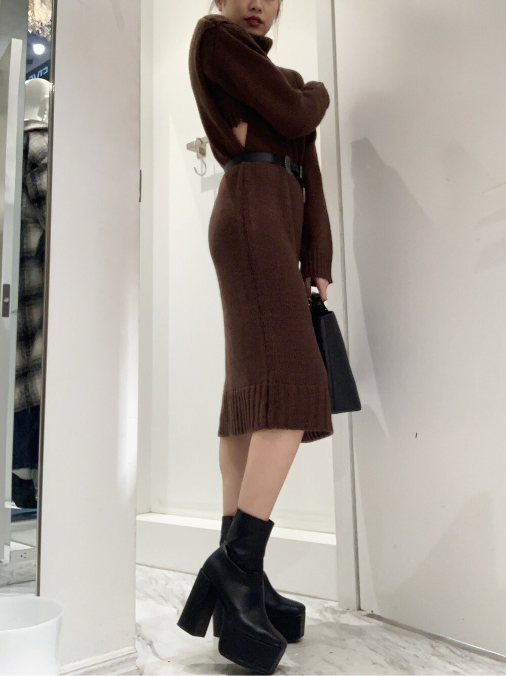 ブラウン系のワンピース、ブラック系のベルトを着用したレディースの冬コーディネートの3枚目の写真