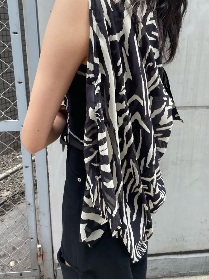 ブラック系のサンダル、その他のシャツ/ブラウス、グリーン系のショルダーバッグを着用したレディースの春コーディネートの8枚目の写真