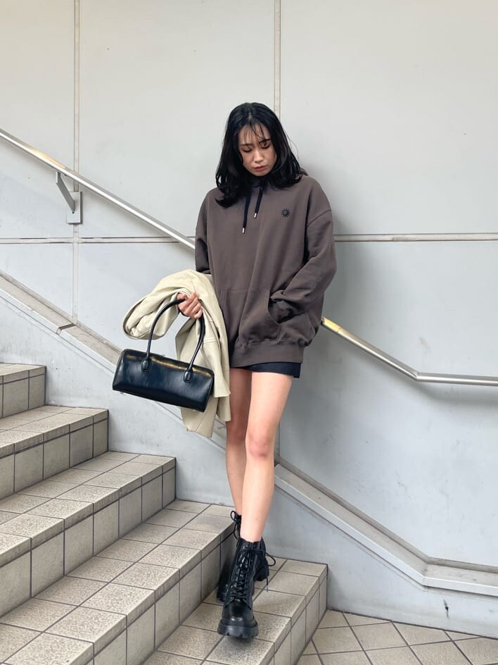 ホワイト系のテーラードジャケット、ブラック系のスカート、ブラック系のブーツを着用したレディースの冬コーディネートの5枚目の写真