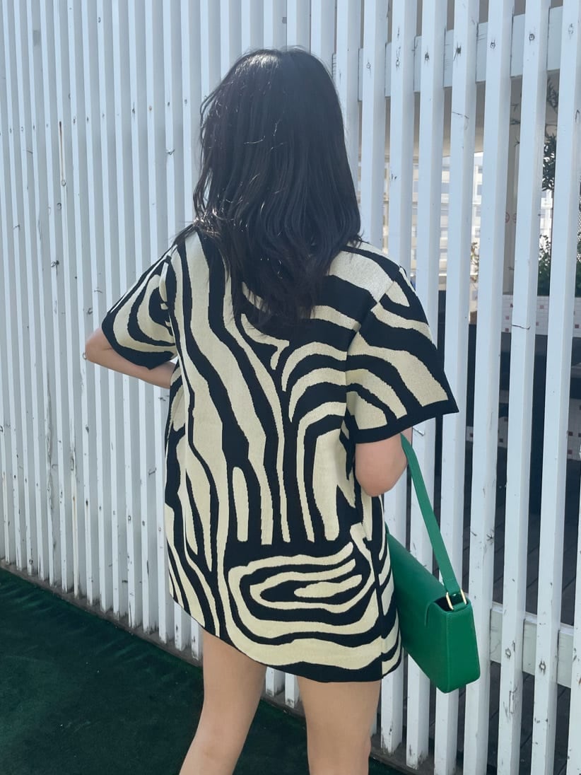 ブラック系のブーツ、ブラック系のその他パンツ、ブラック系のTシャツ/カットソーを着用したレディースの春コーディネートの4枚目の写真