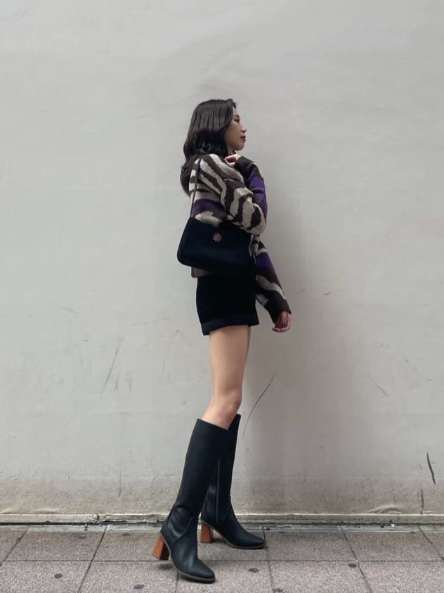 ブラック系のその他パンツ、ブラック系のブーツ、ブラック系のショルダーバッグを着用したレディースの秋コーディネートの2枚目の写真