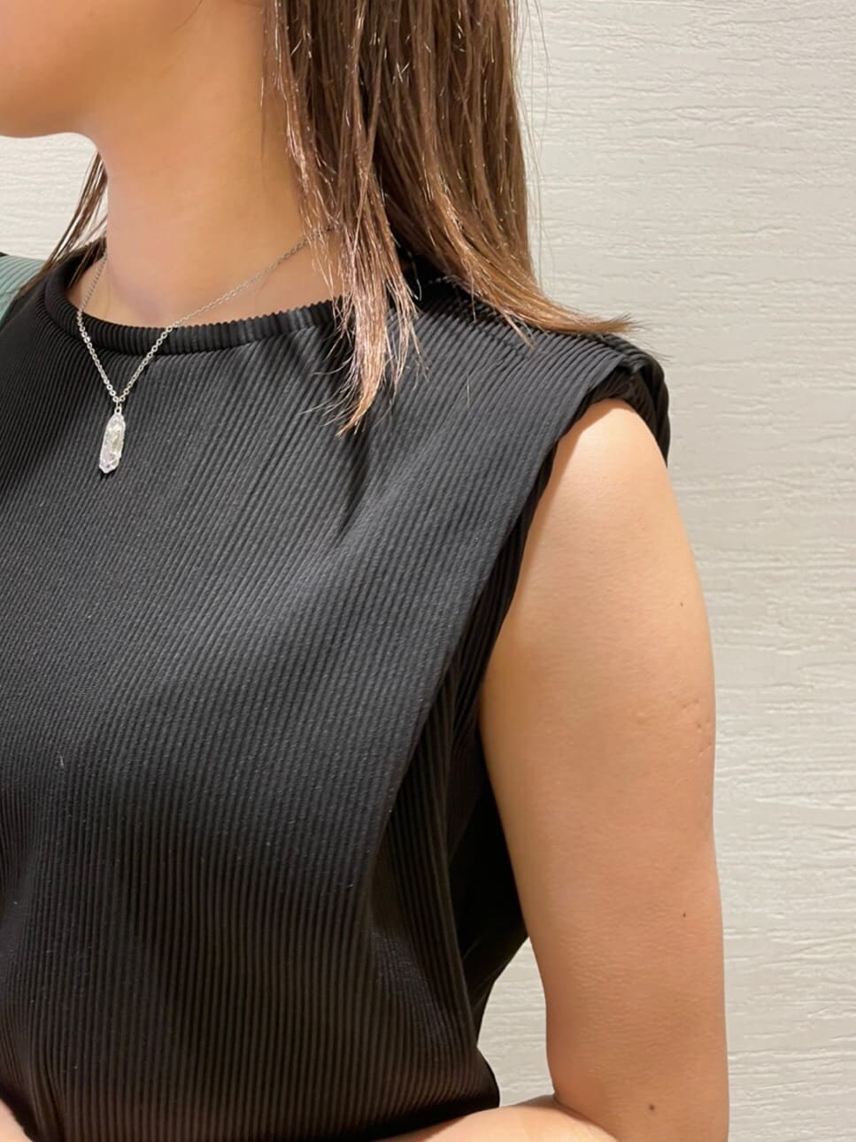 ブラック系のサンダル、ブラック系のスラックス、ブラック系のTシャツ/カットソーを着用したレディースの夏コーディネートの7枚目の写真