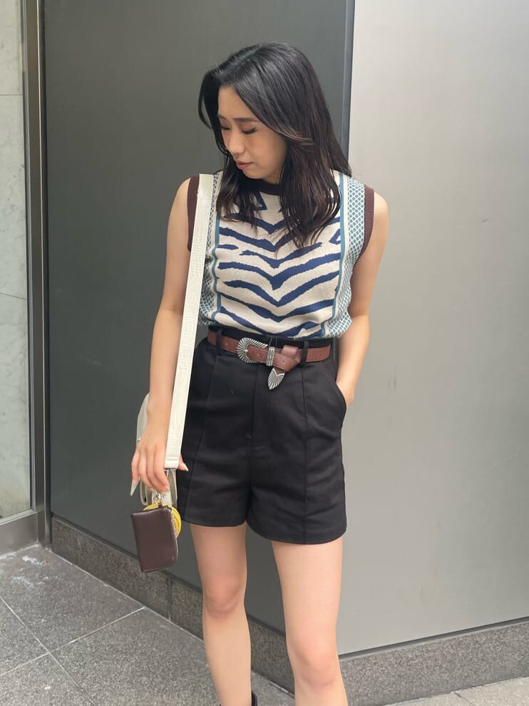 ブルー系のニット/セーター、ブラック系のブーツ、ブラック系のその他パンツを着用したレディースの夏コーディネートの3枚目の写真