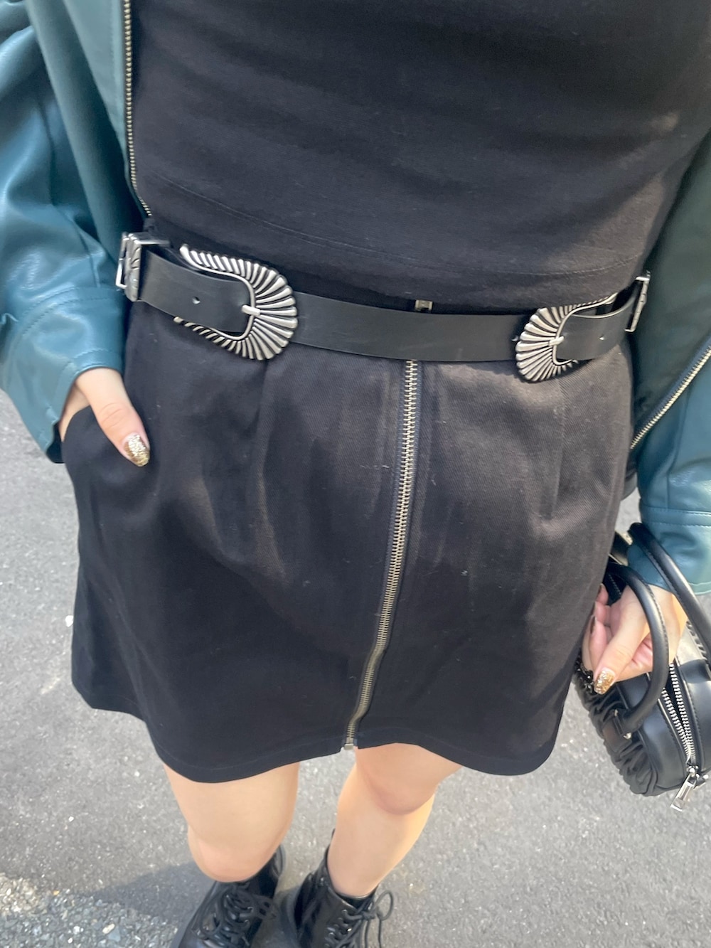 ホワイト系のショルダーバッグ、ブラック系のスカート、ブラック系のTシャツ/カットソーを着用したレディースの秋コーディネートの7枚目の写真