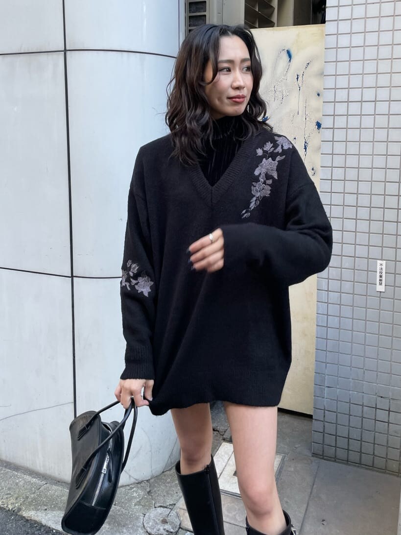 ブラック系のハンドバッグ、ブラック系のTシャツ/カットソー、ブラック系のブーツを着用したレディースの冬コーディネートの3枚目の写真
