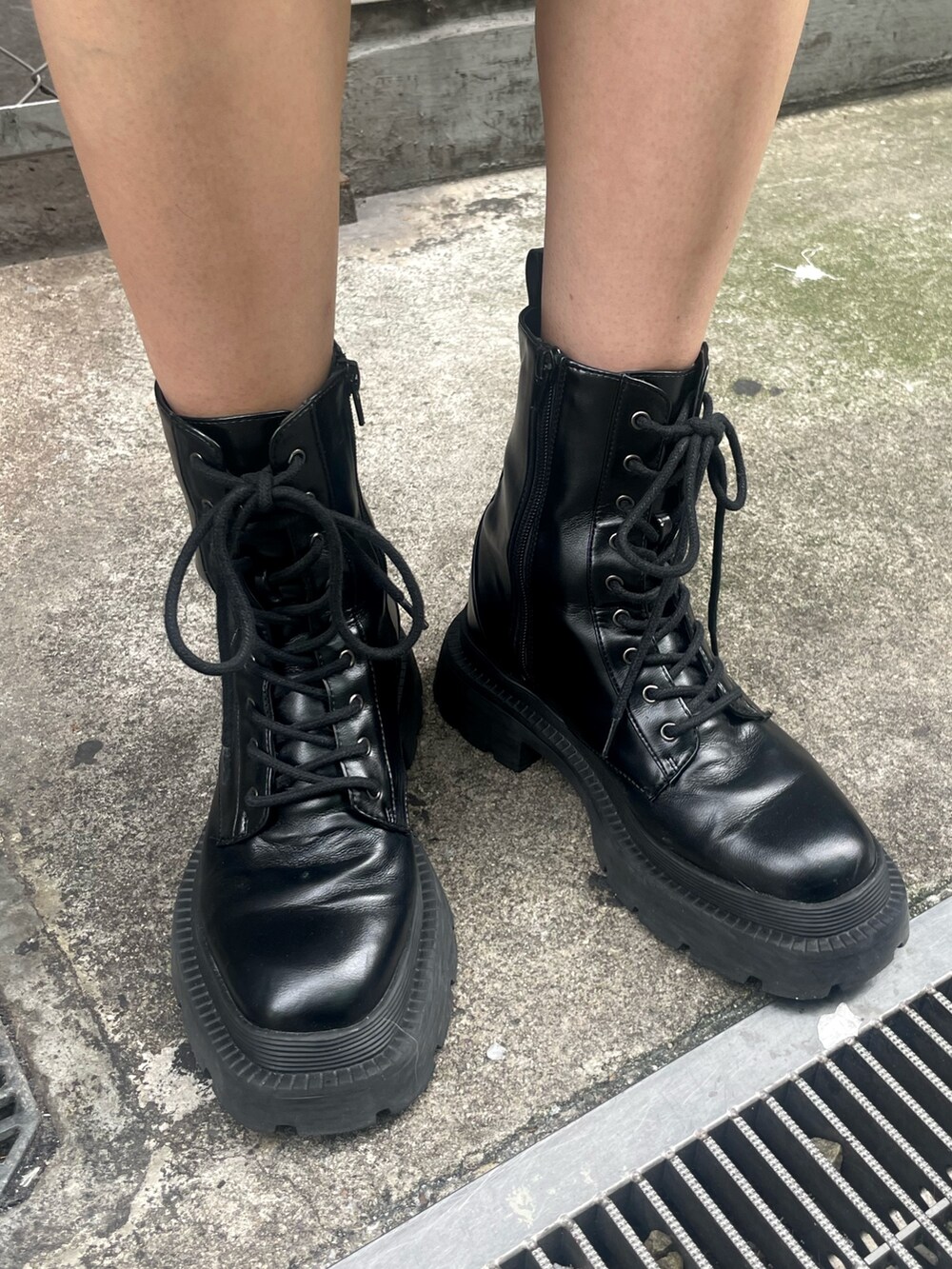 ベージュ系のワンピース、ブラック系のブーツ、ブラック系のハンドバッグを着用したレディースの秋コーディネートの10枚目の写真