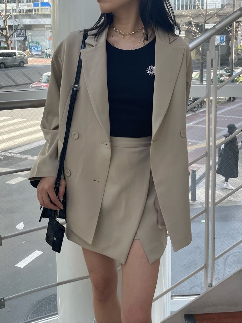 ブラック系のブーツ、ブラック系のショルダーバッグ、ブラック系のTシャツ/カットソーを着用したレディースの春コーディネートの2枚目の写真