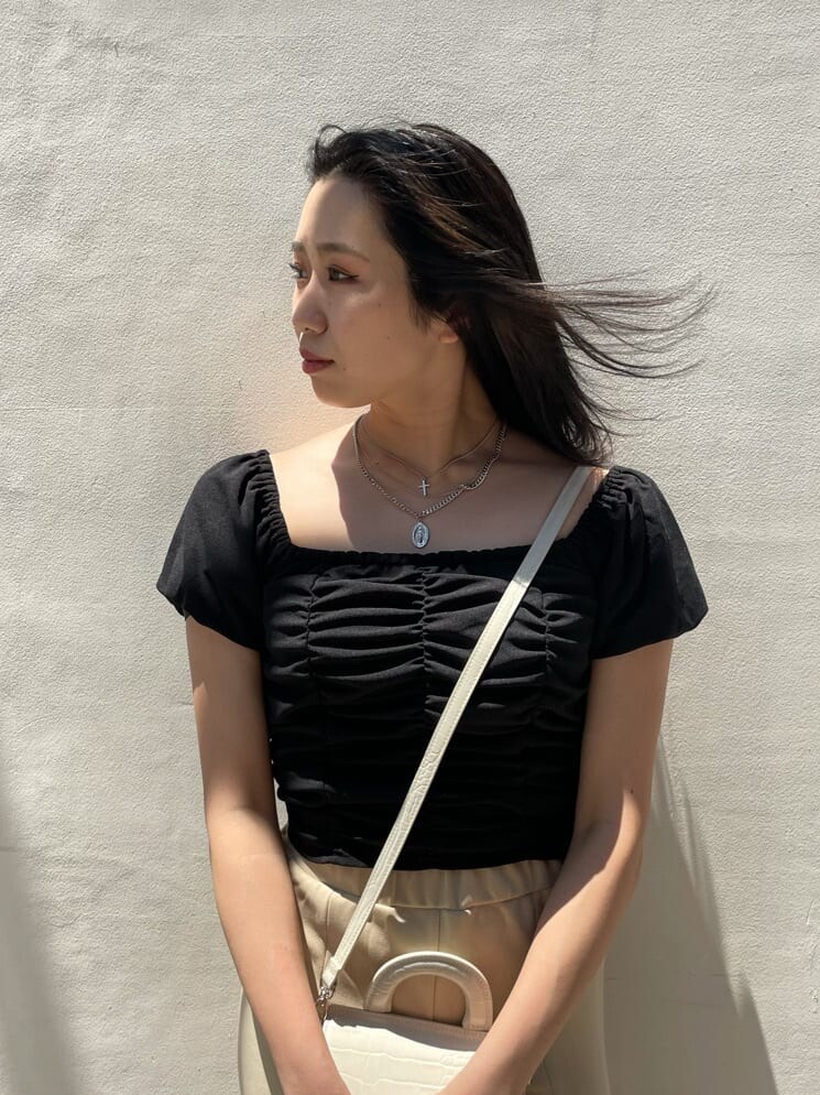 ホワイト系のサンダル、シルバー系のネックレス、ベージュ系のレギンス/スパッツを着用したレディースの夏コーディネートの7枚目の写真