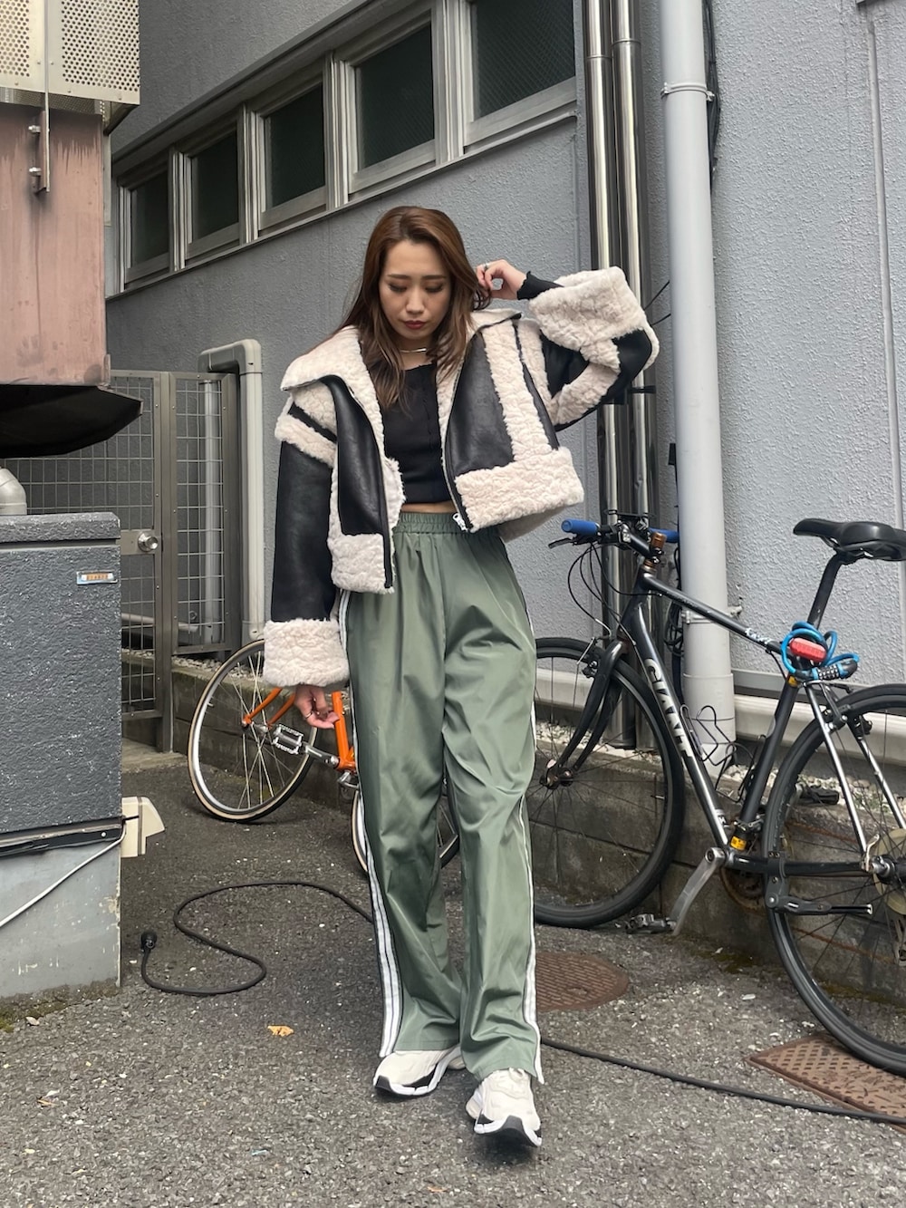 ホワイト系のスニーカー、グリーン系のその他パンツ、ブラック系のTシャツ/カットソーを着用したレディースの夏コーディネートの3枚目の写真