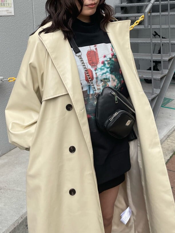 ブラック系のボディバッグ/ウエストポーチ、ブラック系のTシャツ/カットソー、ブラック系のブーツを着用したレディースの冬コーディネートの5枚目の写真