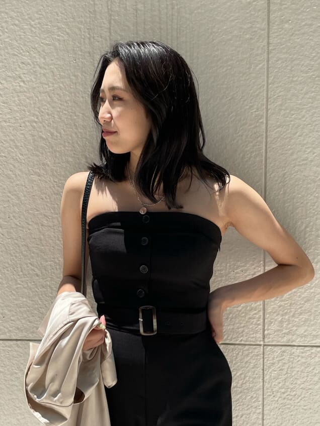 ブラック系のサンダル、ブラック系のつなぎ/オールインワン、ベージュ系のシャツ/ブラウスを着用したレディースの夏コーディネートの5枚目の写真