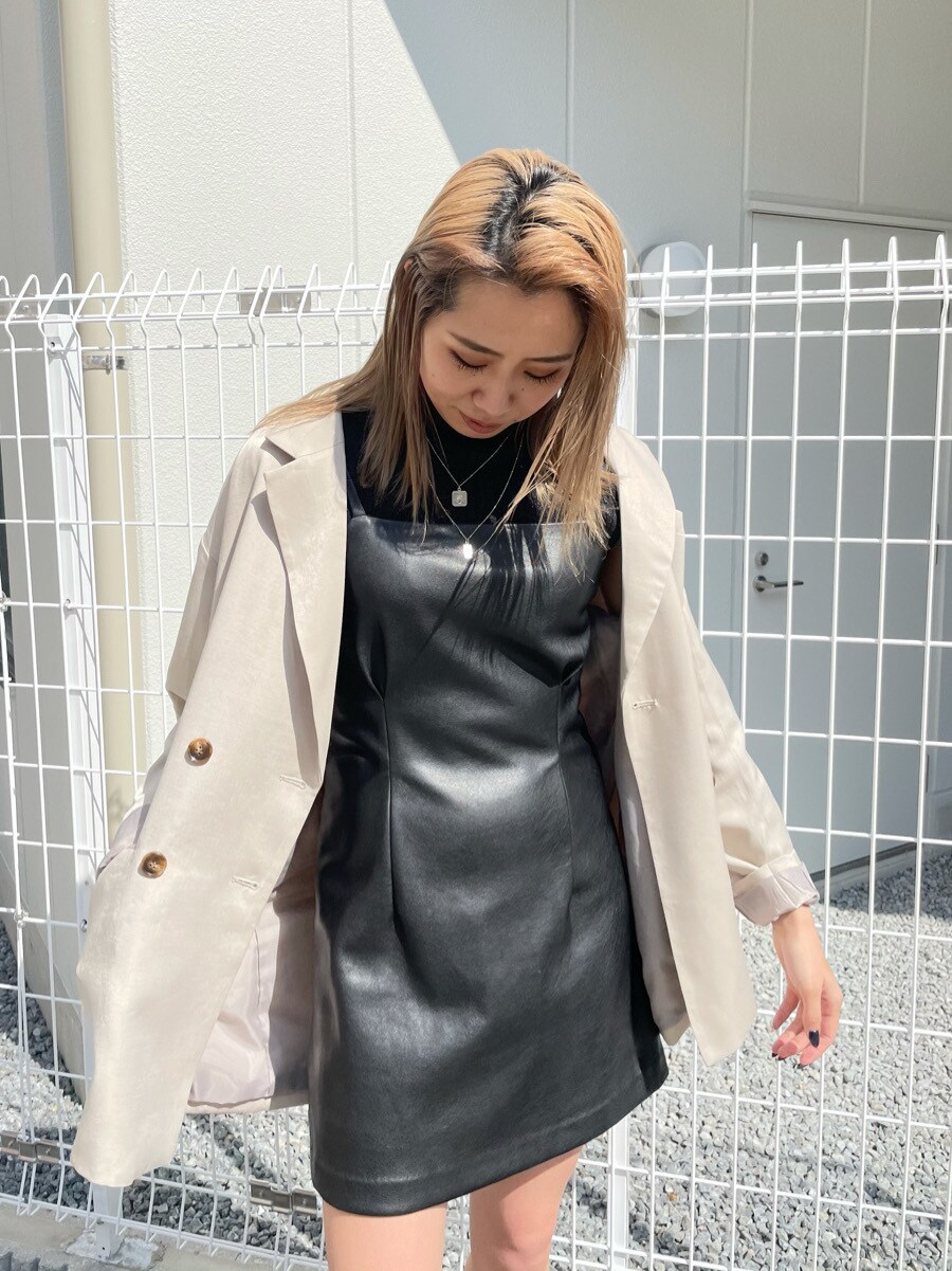 グレー系のテーラードジャケット、ブラック系のタンクトップ、ブラック系のサンダルを着用したレディースの春コーディネートの2枚目の写真