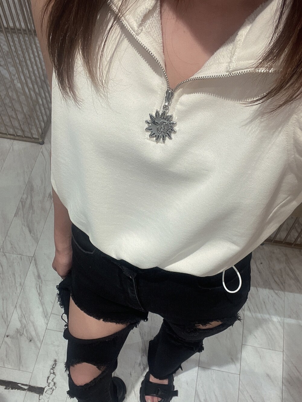 ブラック系のデニムパンツ、ブラック系のサンダル、ホワイト系のタンクトップを着用したレディースの春コーディネートの4枚目の写真