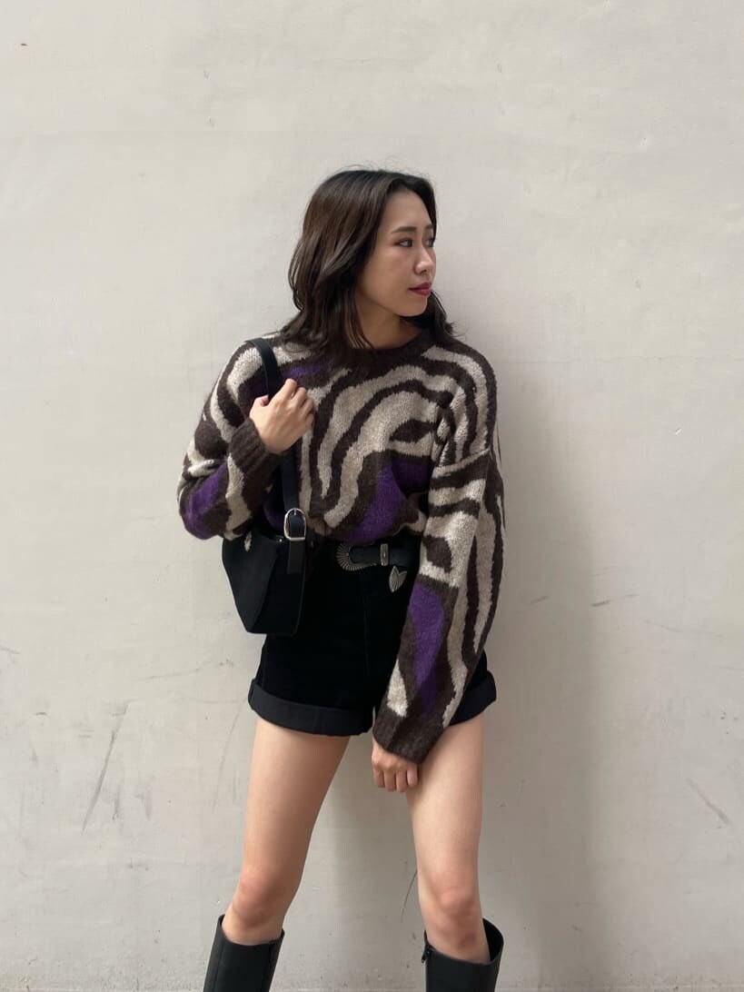 ブラック系のその他パンツ、ブラック系のブーツ、ブラック系のショルダーバッグを着用したレディースの秋コーディネートの3枚目の写真