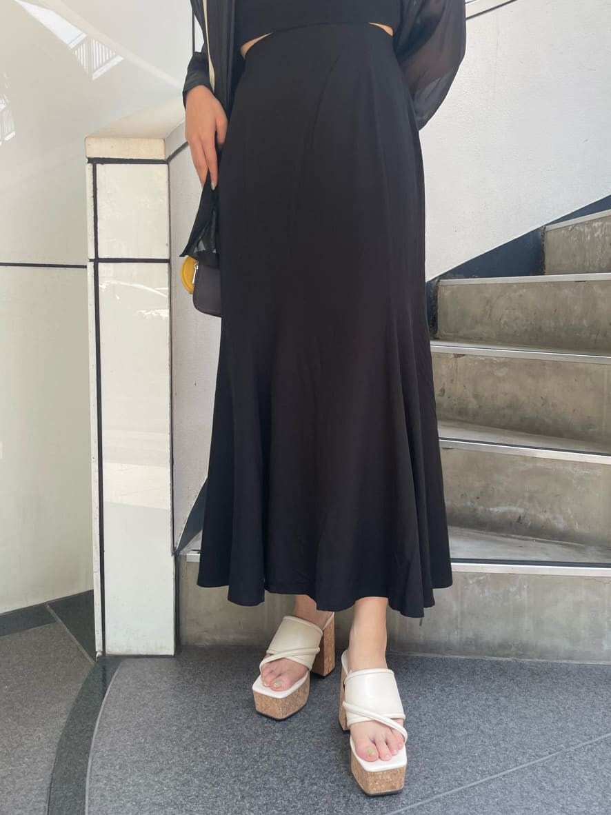 ブラック系のキャミソール、ブラック系のシャツ/ブラウス、ホワイト系のショルダーバッグを着用したレディースの夏コーディネートの7枚目の写真