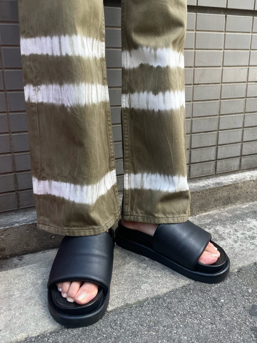 ブラック系のTシャツ/カットソー、ベージュ系のデニムパンツ、ホワイト系のベルトを着用したレディースの夏コーディネートの8枚目の写真