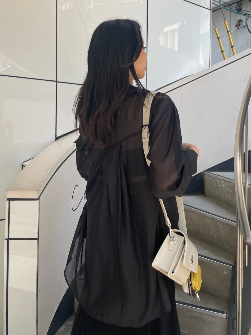 ブラック系のキャミソール、ブラック系のシャツ/ブラウス、ホワイト系のショルダーバッグを着用したレディースの夏コーディネートの4枚目の写真