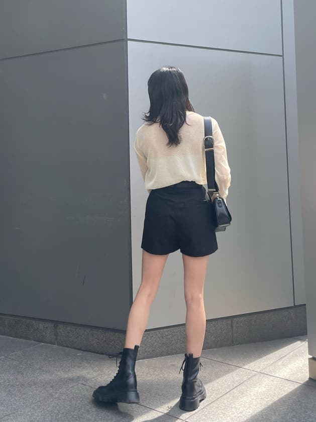 ブラック系のブーツ、ブラック系のその他パンツ、ホワイト系のTシャツ/カットソーを着用したレディースの春コーディネートの2枚目の写真