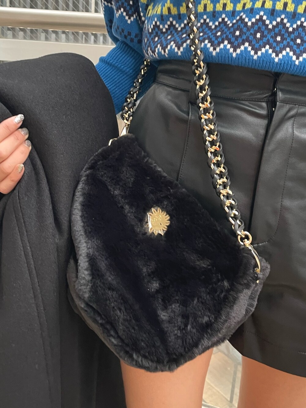 ブラック系のブーツ、ブラック系のその他パンツ、ブラック系のショルダーバッグを着用したレディースの冬コーディネートの7枚目の写真