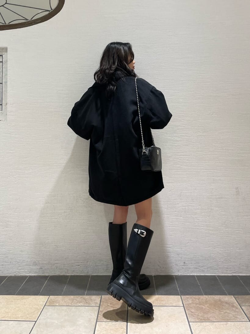 ブラック系のその他アウター、ブラック系のショルダーバッグ、ブラック系のスカートを着用したレディースの冬コーディネートの3枚目の写真