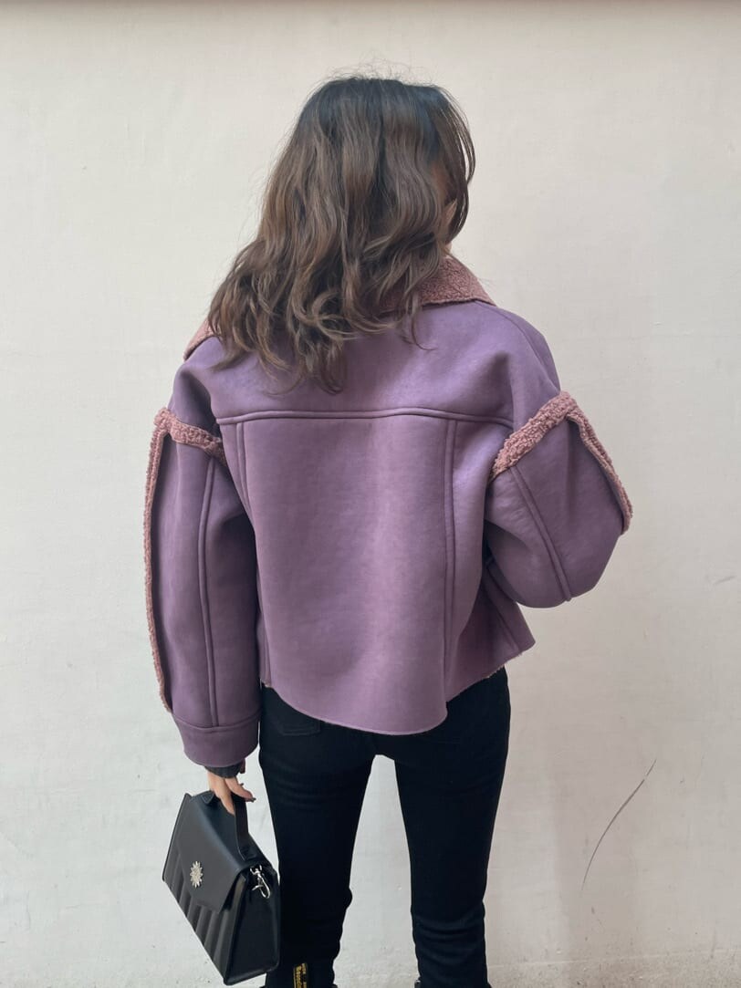 ブラック系のブーツ、パープル系のブルゾン、ブラック系のショルダーバッグを着用したレディースの冬コーディネートの5枚目の写真
