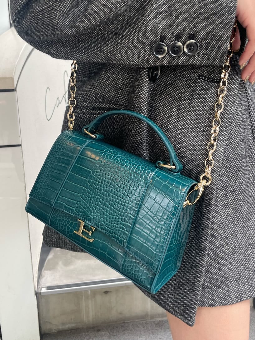 ブラック系のブーツ、ブラック系のテーラードジャケット、ブラック系のその他パンツを着用したレディースの秋コーディネートの6枚目の写真