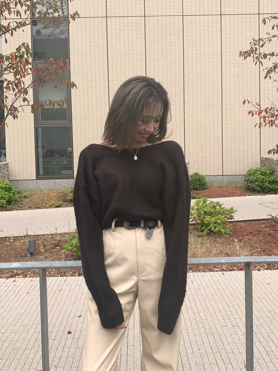 ブラック系のニット/セーター、ホワイト系のその他パンツ、ブラック系のベルトを着用したレディースの秋コーディネートの5枚目の写真