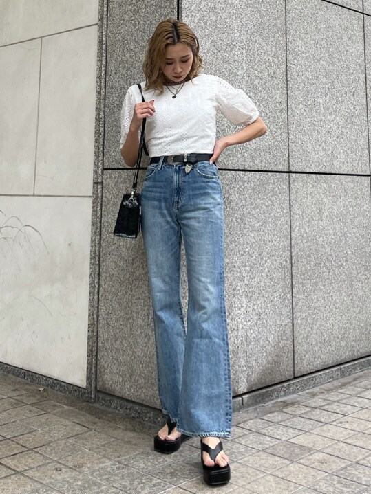 ブラック系のキャミソール、ホワイト系のシャツ/ブラウス、ブルー系のデニムパンツを着用したレディースの春コーディネートの4枚目の写真