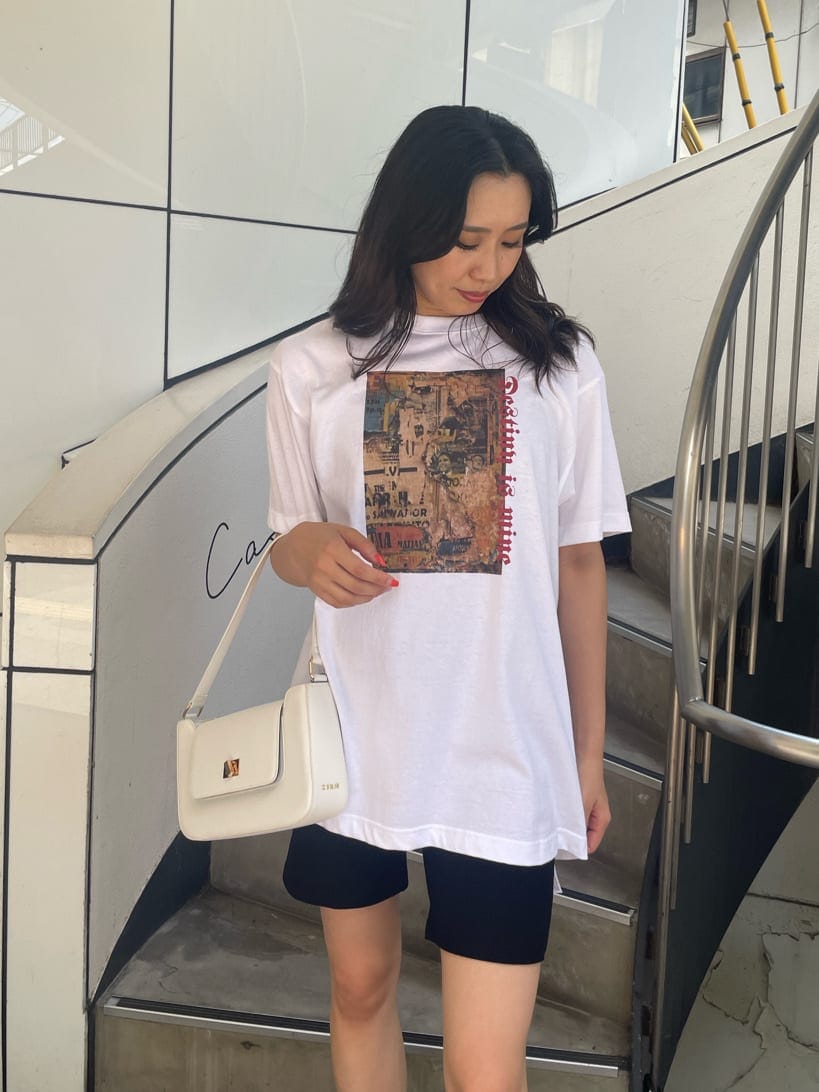 ブラック系のブーツ、ホワイト系のショルダーバッグ、ブラック系のその他パンツを着用したレディースの夏コーディネートの4枚目の写真