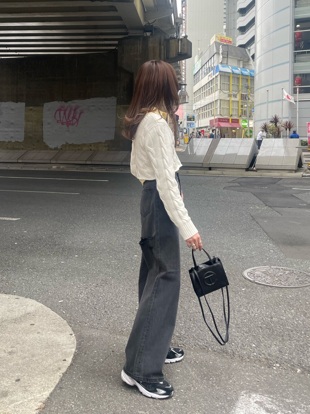 ブラック系のデニムパンツ、イエロー系のシャツ/ブラウス、ホワイト系のカーディガン/ボレロを着用したレディースの春コーディネートの3枚目の写真