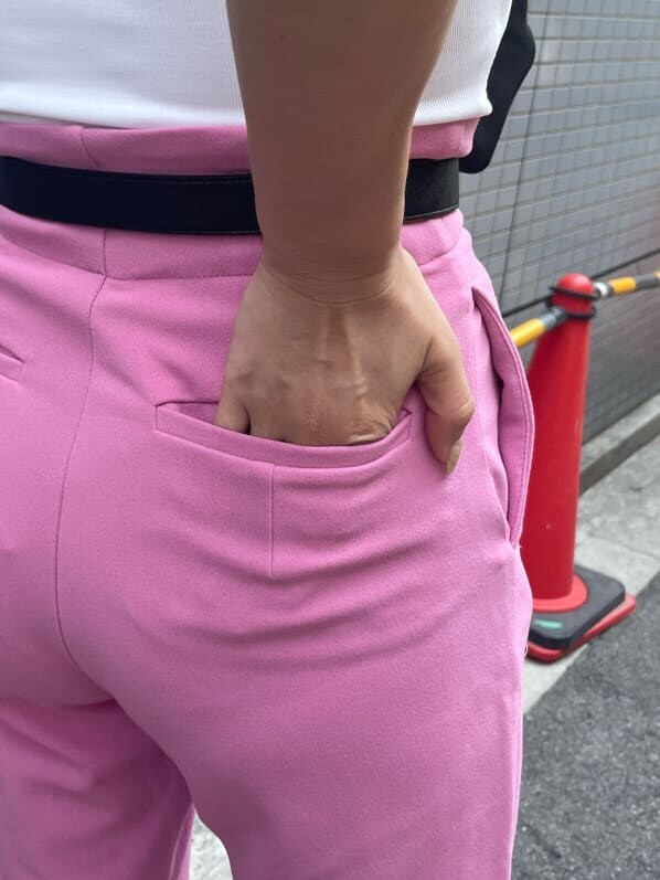 ピンク系のその他パンツ、ブラック系のシャツ/ブラウス、ホワイト系のキャミソールを着用したレディースの夏コーディネートの7枚目の写真