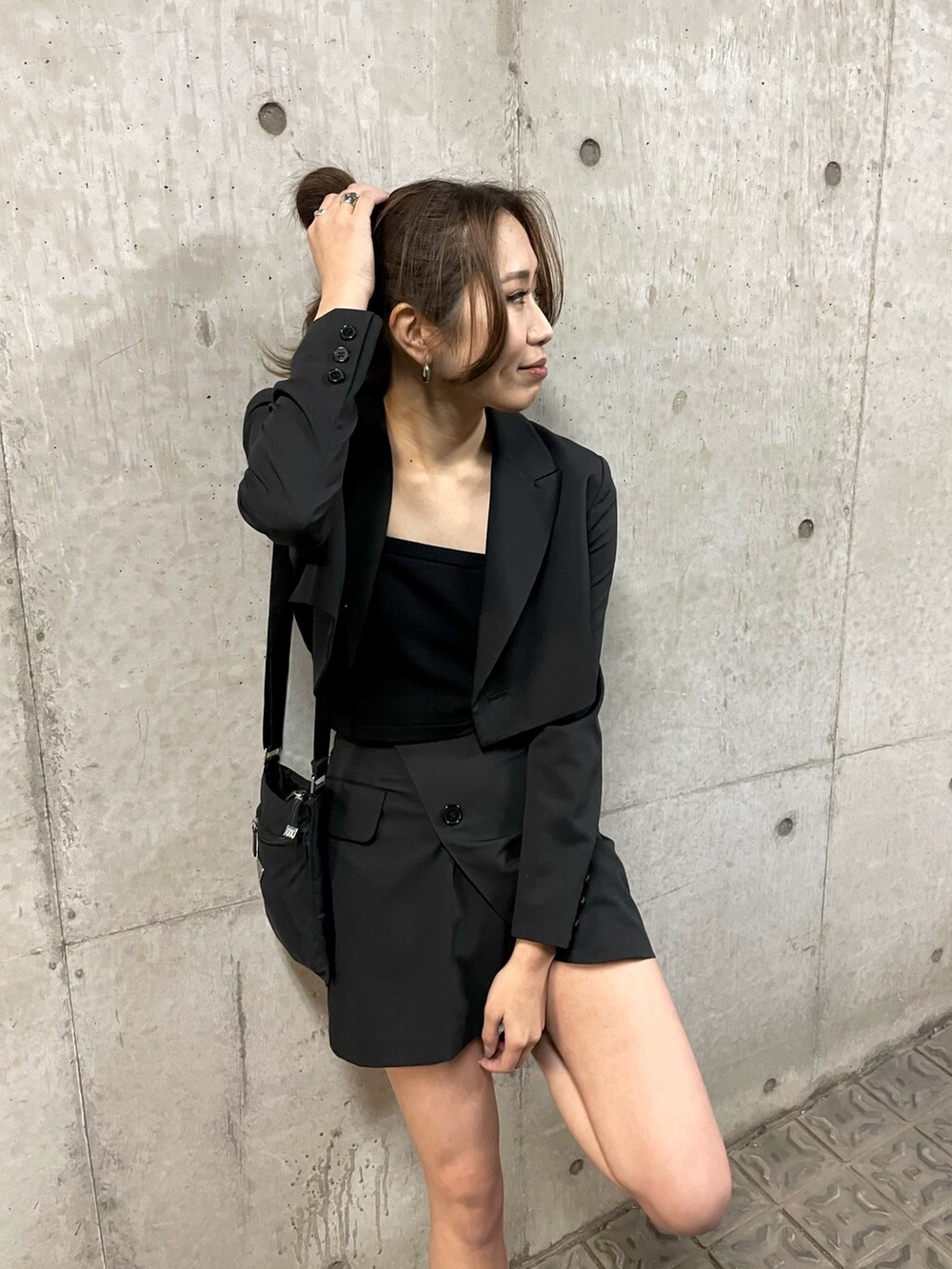 ブラック系のテーラードジャケット、ブラック系のスカート、ブラック系のニット/セーターを着用したレディースの春コーディネートの5枚目の写真