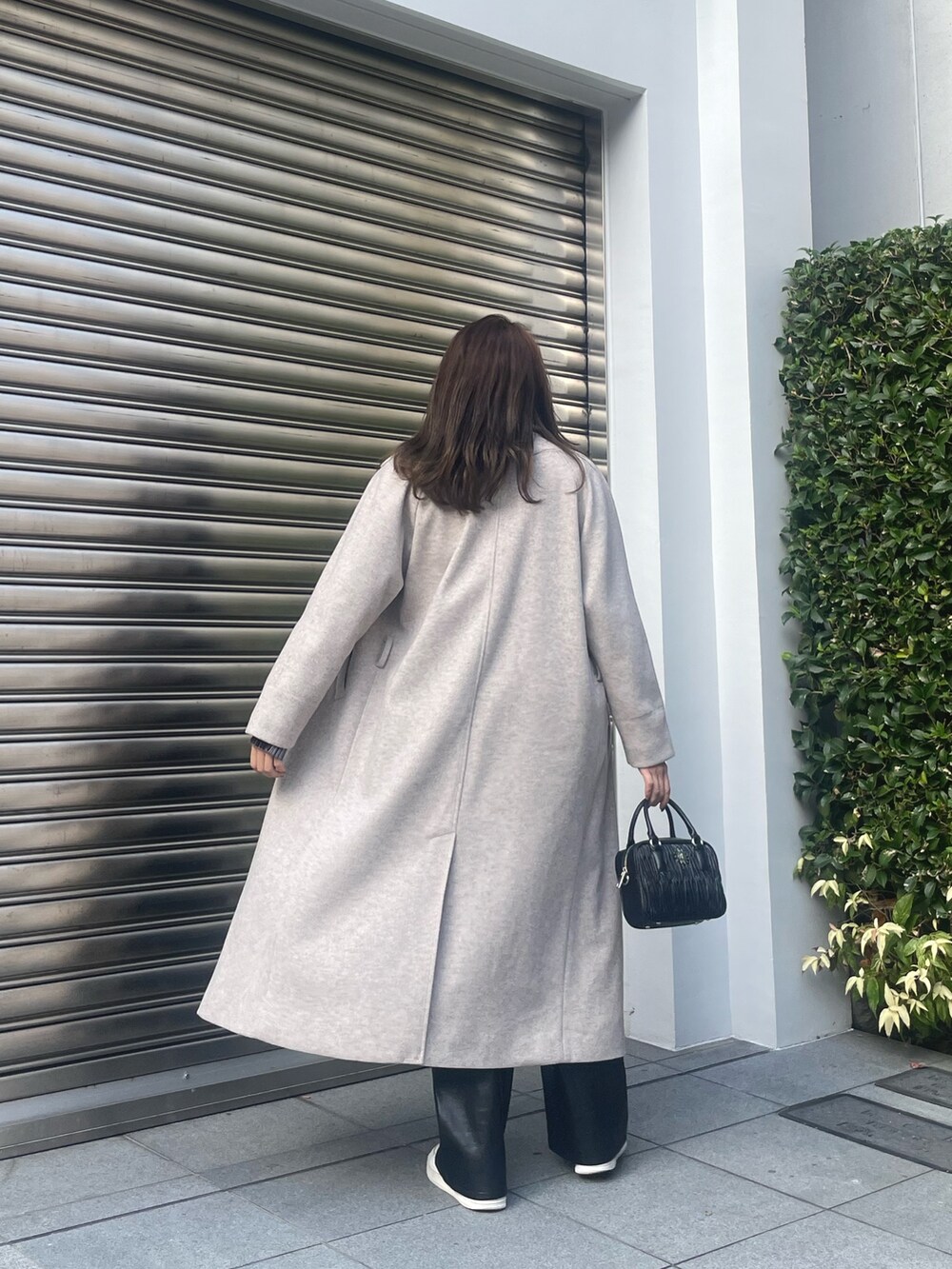 グレー系のTシャツ/カットソー、ホワイト系のショルダーバッグ、ホワイト系のその他アウターを着用したレディースの秋コーディネートの2枚目の写真