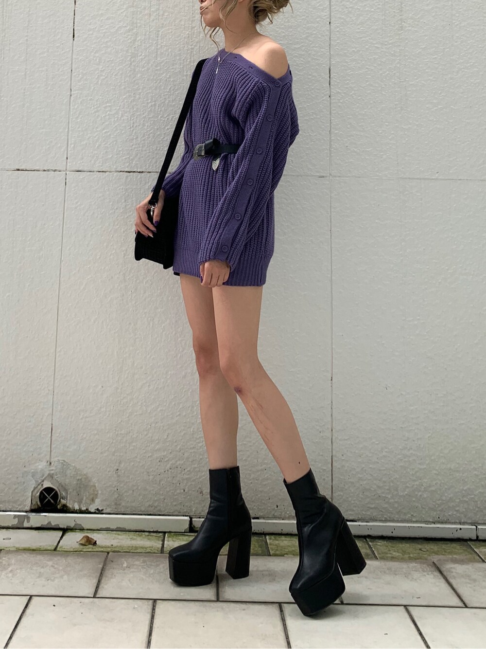 パープル系のニット/セーター、ブラック系のベルトを着用したレディースの秋コーディネートの2枚目の写真