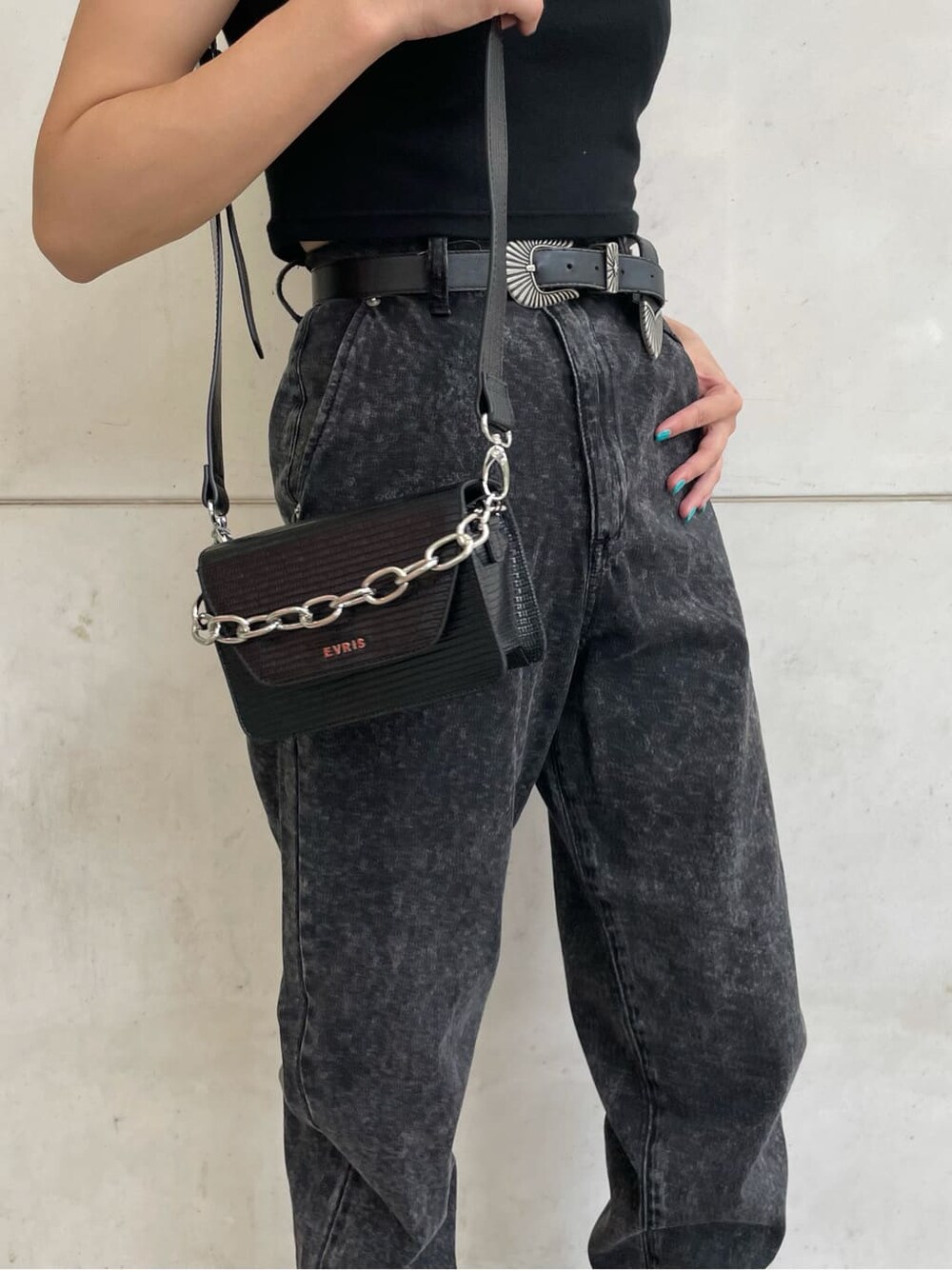 ブラック系のTシャツ/カットソー、ブラウン系のブーツ、ブラック系のデニムパンツを着用したレディースの夏コーディネートの6枚目の写真