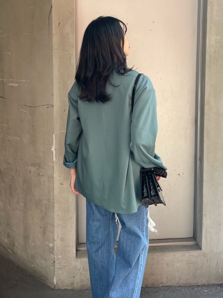 ブラック系のブーツ、ブルー系のデニムパンツ、ブラック系のTシャツ/カットソーを着用したレディースの春コーディネートの5枚目の写真