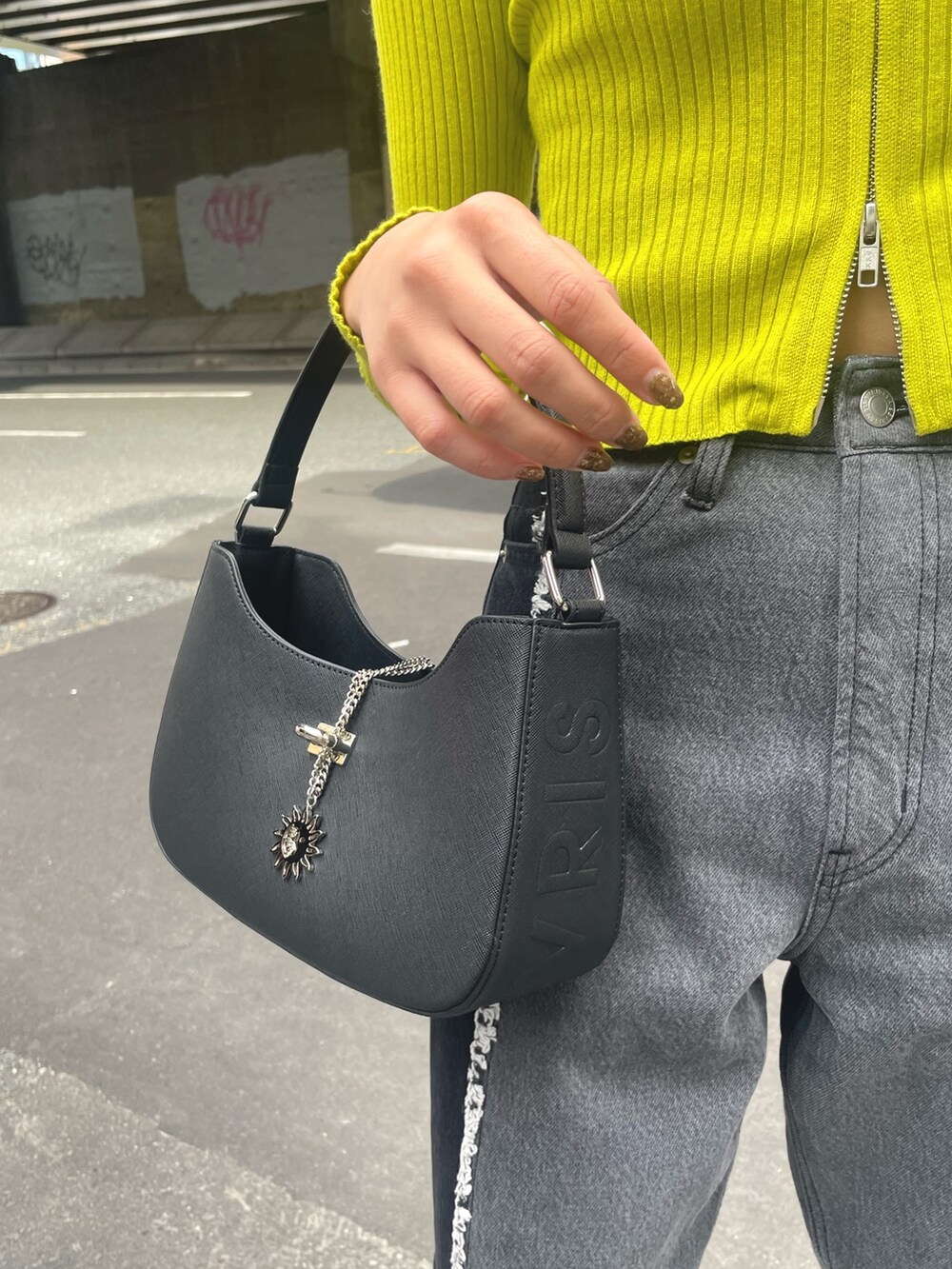 ブラック系のブーツ、ブラック系のハンドバッグ、ブラック系のニット/セーターを着用したレディースの秋コーディネートの5枚目の写真