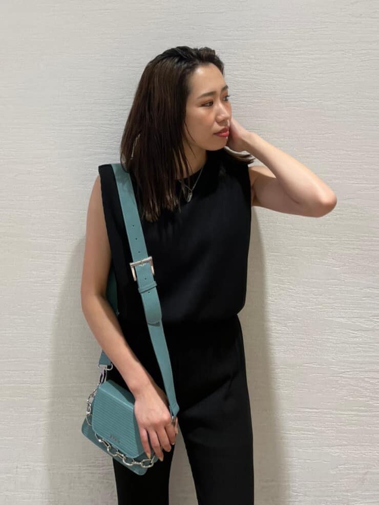 ブラック系のサンダル、ブラック系のスラックス、ブラック系のTシャツ/カットソーを着用したレディースの夏コーディネートの3枚目の写真