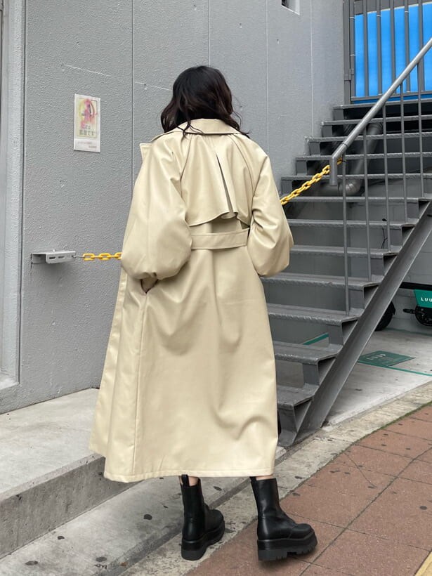 ブラック系のボディバッグ/ウエストポーチ、ブラック系のTシャツ/カットソー、ブラック系のブーツを着用したレディースの冬コーディネートの6枚目の写真