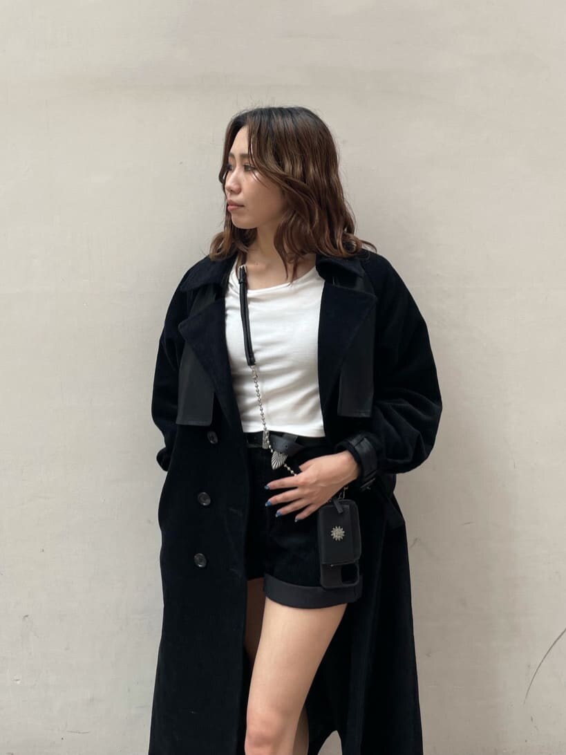 ホワイト系のTシャツ/カットソー、ブラック系のその他パンツ、ブラック系のトレンチコートを着用したレディースの秋コーディネートの2枚目の写真