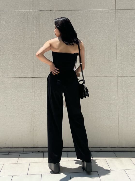 ブラック系のサンダル、ブラック系のつなぎ/オールインワン、ベージュ系のシャツ/ブラウスを着用したレディースの夏コーディネートの4枚目の写真